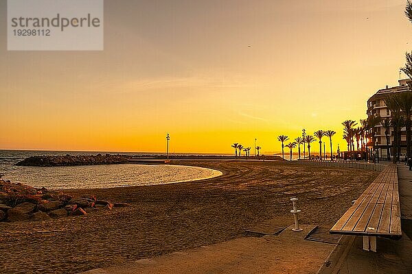 Oranger Sonnenuntergang am Playa del Cura in der Küstenstadt Torrevieja  Alicante  Valencianische Gemeinschaft. Spanien  Mittelmeer an der Costa Blanca