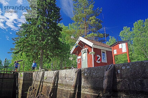 Kleines rotes Haus aus Holz in einer Schleuse  Idylle  Schleusenwärterhaus  Dalslandkanal  Schweden  Europa