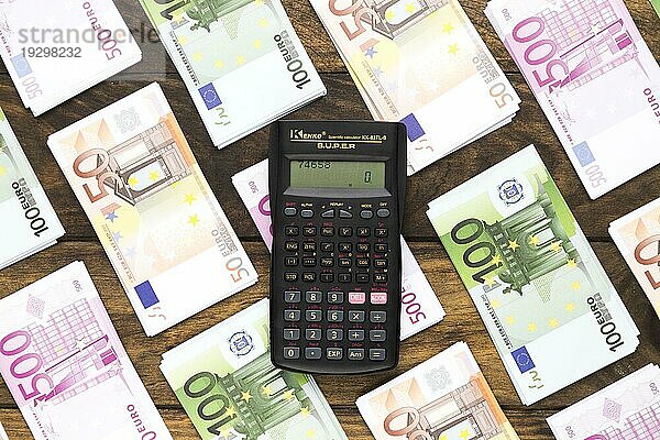 Draufsicht Taschenrechner Eurobanknoten