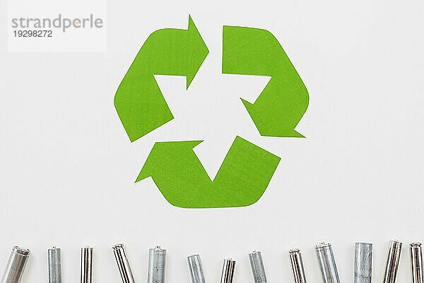 Recycle Symbol Müll Batterien grauem Hintergrund