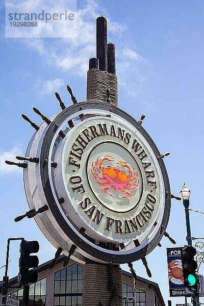 Schild in Form eines Steuerrads in Fishermans Wharf  San Francisco  Kalifornien  USA. Sign at Fishermans Wharf in San Francisco  California  USA  Nordamerika