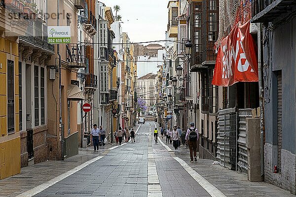 Málaga  Spanien  24. Mai 2019: Menschen in den bezaubernden Straßen des historischen Stadtzentrums  Europa