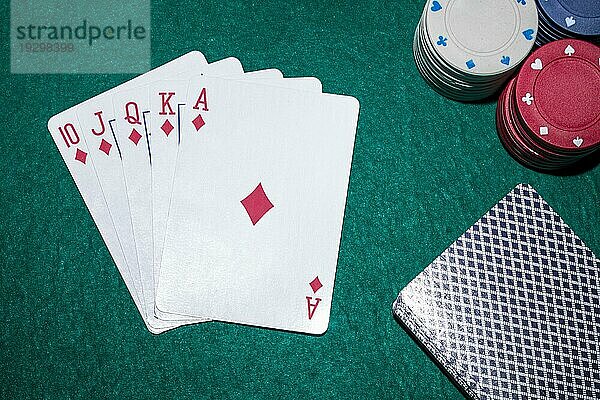 Royal Flush Spielkarten mit Casinochips Pokertisch