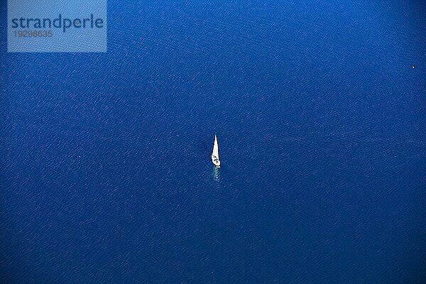 Einsamer Seemann auf tiefblauem Wasser