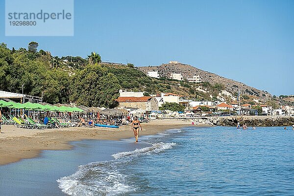 Kreta  Griechenland  21. September 2021: Menschen am Strand von Kalives  Europa