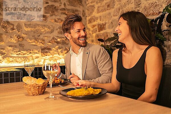 Lifestyle  ein hübsches  verliebtes junges Paar in einem Restaurant  das gemeinsam zu Abend isst und den Valentinstag feiert