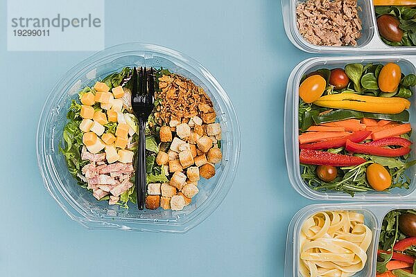 Draufsicht auf Arbeits Lunchboxen Salat