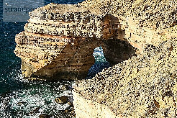 Blick auf eine malerische natürliche Brücke im Kalbarri National Park  Westaustralien