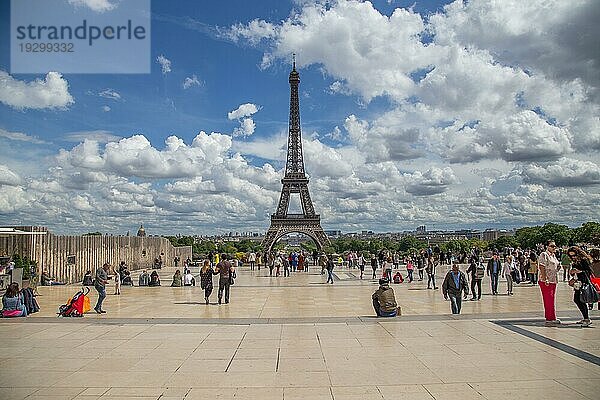 Paris  Frankreich  12. Mai 2017: Menschen auf dem Trocadero Platz mit dem berühmten Eiffelturm im Hintergrund  Europa