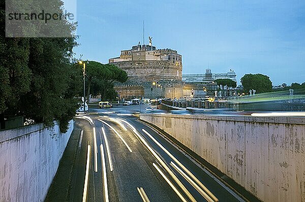 Das Mausoleum des Hadrian  normalerweise als Engelsburg bekannt  im Abendlicht. Lichtschlieren von fahrenden Fahrzeugen. Rom  Italien  Europa