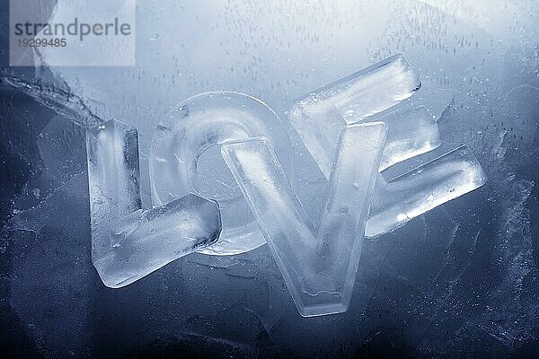 Wort Liebe mit Buchstaben aus echtem Eis geschrieben