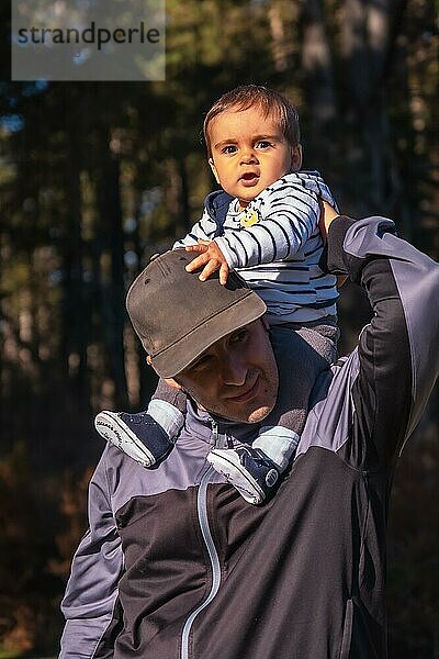 Ein Baby und sein Vater vergnügen sich an einem Herbstnachmittag im Naturpark Artikutza  Gipuzkoa. Baskenland