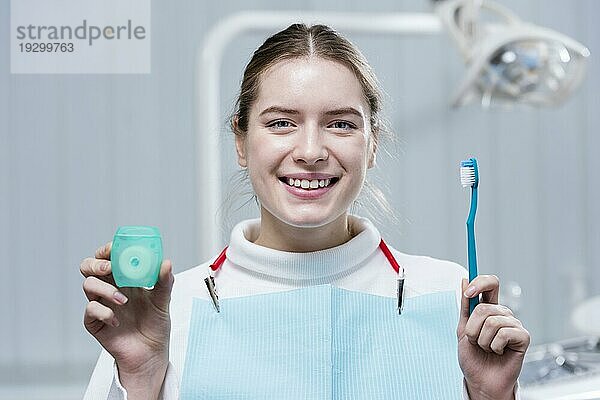 Glückliche junge Frau mit Zahnbürste