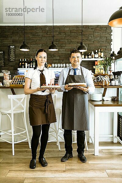 Zwei Barkeeper mit Kuchen