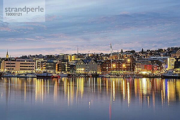 Hafen von Tromsø bei Abenddämmerung  Tromsö  Norwegen  Europa