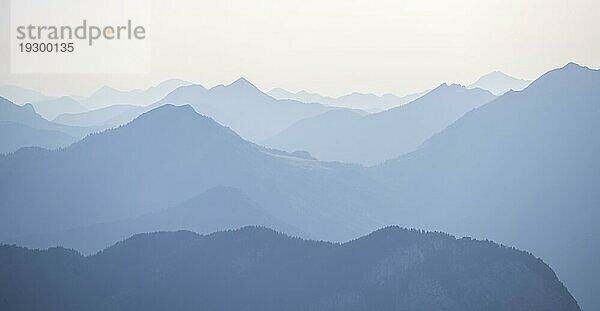 Abendstimmung  Silhouetten  Dramatische Berglandschaft  Tirol  Österreich  Europa