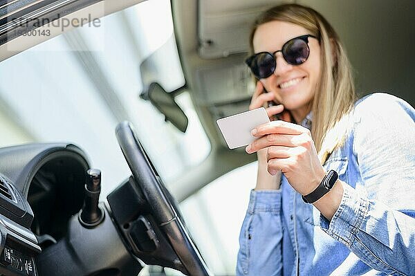 Porträt einer lächelnden Frau  die ihre Kartendaten angibt