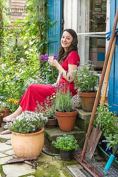 Junge Frau auf der Terrasse  young woman on a patio