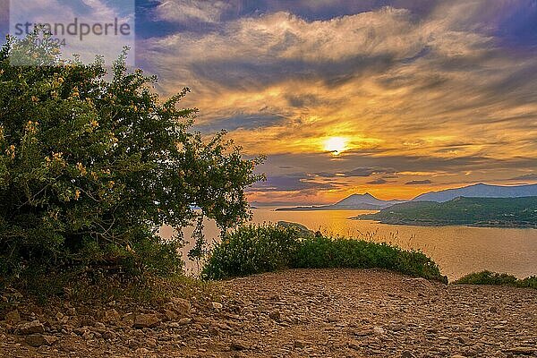 Farbenfroher Sonnenuntergang an der Mittelmeerküste  Sommerabend am antiken Tempel des Poseidon  Sounio  Griechenland. Ruhige Küstenlandschaft mit klarem blauen Wasser