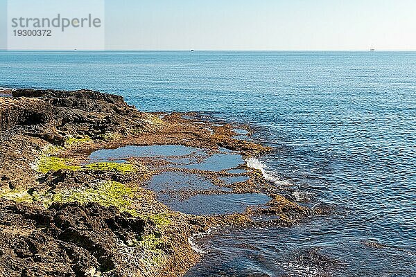 Edle Felsen am Meer in der Küstenstadt Torrevieja  Alicante  Valencianische Gemeinschaft. Spanien  Mittelmeer an der Costa Blanca