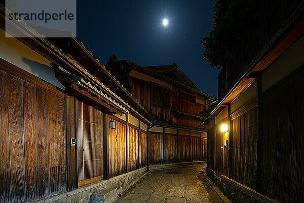 Schönes traditionelles Straßenbild in der Abenddämmerung im Bezirk Higashiyama in Kyoto  Japan  Asien