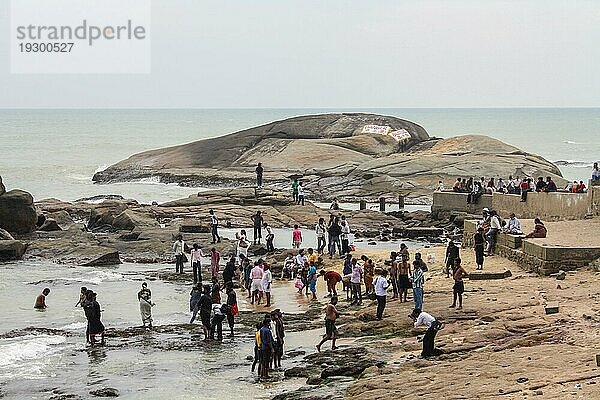 Kanyakumari  Indien  16. Januar 2011: Gruppe von Menschen beim Baden am örtlichen Strand  Asien