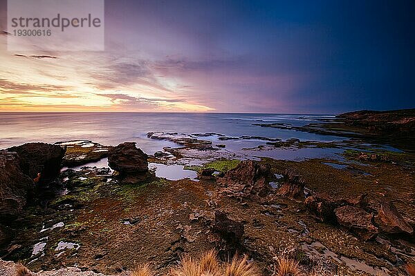 Der idyllische Pearses Beach und die Landzunge um Pirates Bay Cove an einem heißen Sommerabend in der Nähe von Blairgowrie  Victoria  Australien  Ozeanien