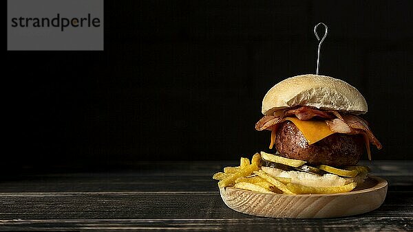 Vorderansicht Cheeseburger Pommes Holztablett mit Kopierfeld