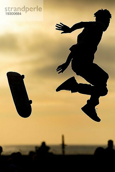 Ein Skateboarder in Aktion im Venice Beach Skate Park in Los Angeles  Kalifornien  USA  Nordamerika