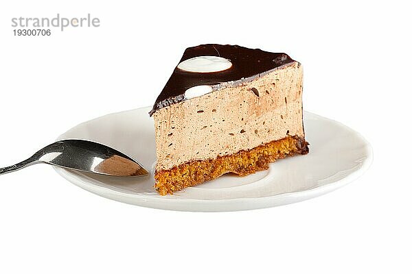 Leckerer Schokoladenkuchen auf dem Teller vor weißem Hintergrund. Unscharfer Fokus