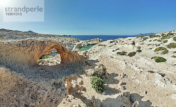 Schöne Landschaft der berühmten weißen Felsen  Sarakiniko Strand  Ägäisches Meer  Insel Milos  Griechenland. Keine Menschen  leere Klippen  Sommertag Sonne  klares Meer  blaues Wasser  azurblaue Lagune  fantastische Felsen von Touristenziel
