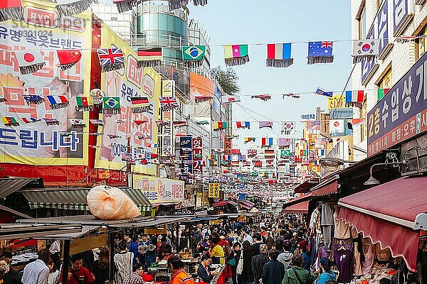 Seoul  Südkorea  25. Oktober 2014: Der geschäftige und traditionelle Nam Dä Mun Markt in der Mitte eines Herbsttages  Asien