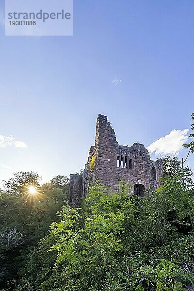 Burg Hohenschramberg im Schwarzwald am Abend  Sonnenstern  Schlossbau des Hans von Rechberg  Wahrzeichen von Schramberg  Baden-Württemberg  Deutschland  Europa