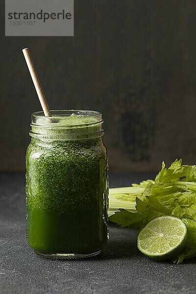 Vorderansicht grüner gesunder Smoothieglas