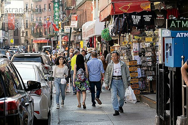 New York  Vereinigte Staaten von Amerika  22. September 2019: Menschen auf der Straße im Stadtteil Chinatown  Nordamerika