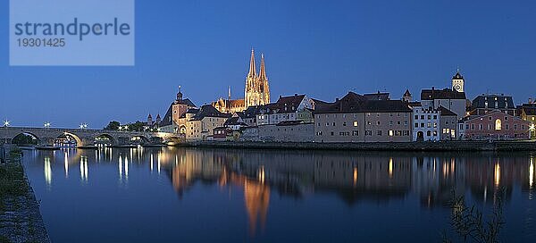 Panorama der Altstadt Regensburg bei Nacht