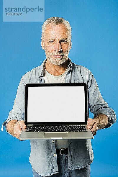 Moderner älterer Mann mit Laptop