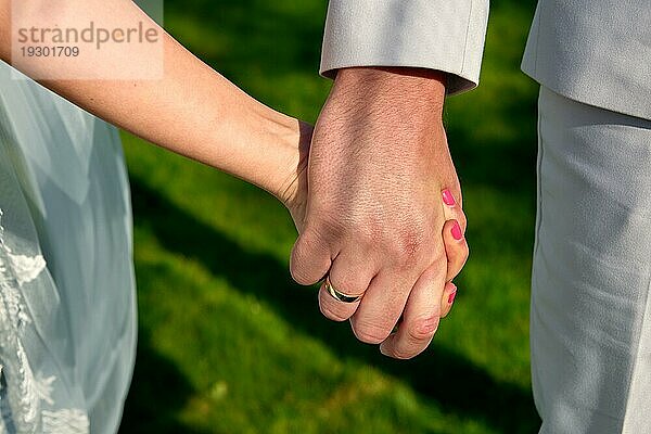 Hochzeitspaar Hand in Hand