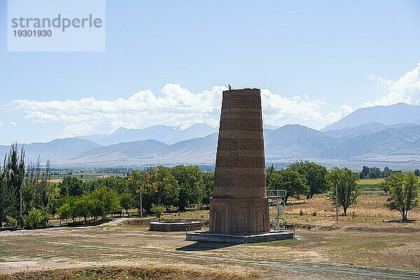 Burana Turm  Reste des Karakhanid Minarett  histroische antike Stadt Balasagun an der Seidenstraße  Balbals  historische Grabsteine in Form von menschlichen Gesichtern  bei Tokmok  Chuy  Kirgistan  Asien