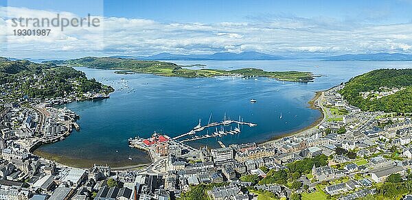 Luftbild-Panorama der Hafenstadt Oban  Argyll and Bute  Schottland  Großbritannien  Europa