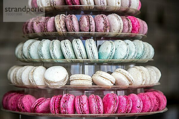 Bunte französische Macarons in Form einer Pyramide