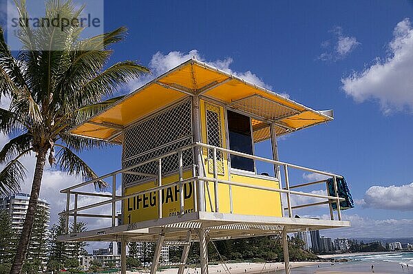 Gelber Rettungsschwimmerturm mit Blick auf den Strand und den blaün Himmel bei Snapper Rocks  Gold Coast  Queensland  Australien  Ozeanien