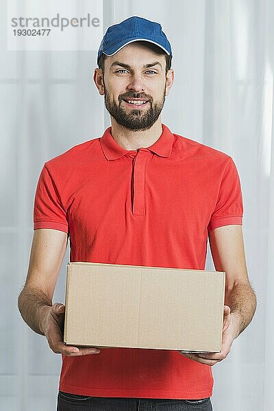 Positiv: Mann liefert Paket aus