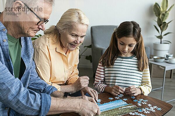 Großeltern Mädchen tun Puzzle Nahaufnahme