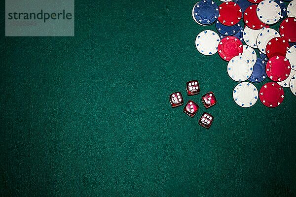 Overhead Ansicht rote Würfel Casinochips grün Poker Hintergrund