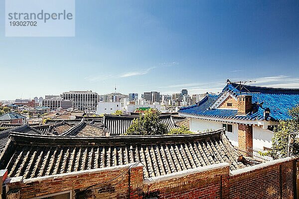 Ein Blick über die Dächer des Bukchon Hanok Village. Dieses Gebiet ist ein traditionelles koreanisches Dorf in der Nähe des Gyeongbok Palastes in Seoul  Südkorea  Asien