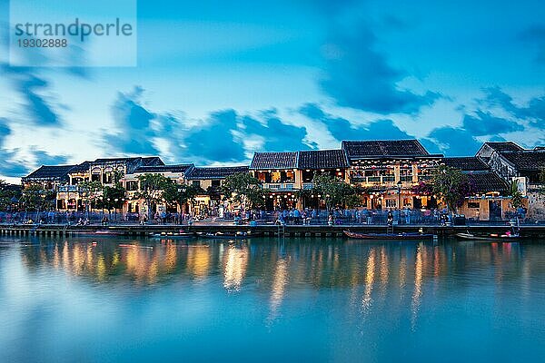 Traditionelle Gebäude am Wasser in der zum UNESCO Kulturerbe zählenden Stadt Hoi An in der Provinz Quang Nam in Vietnam