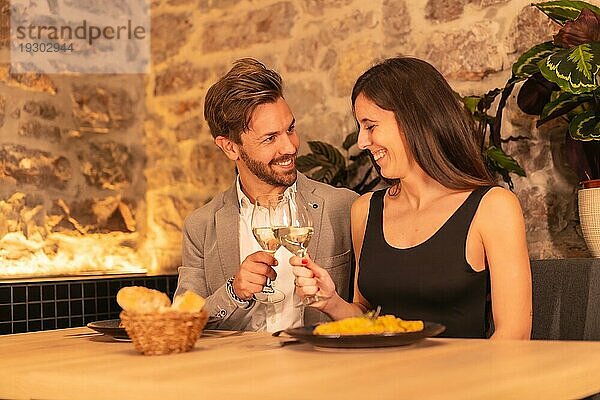 Lifestyle  ein junges europäisches Paar beim Abendessen in einem schönen Restaurant  um den Valentinstag zu feiern