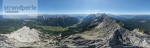 Alpenpanorama  Luftaufnahme  Westliche Wettersteinspitze  Wettersteingebirge  Bayern  Deutschland  Europa