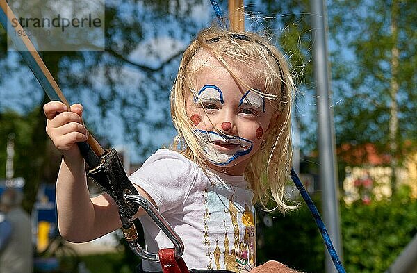 Springende Kinderclowns